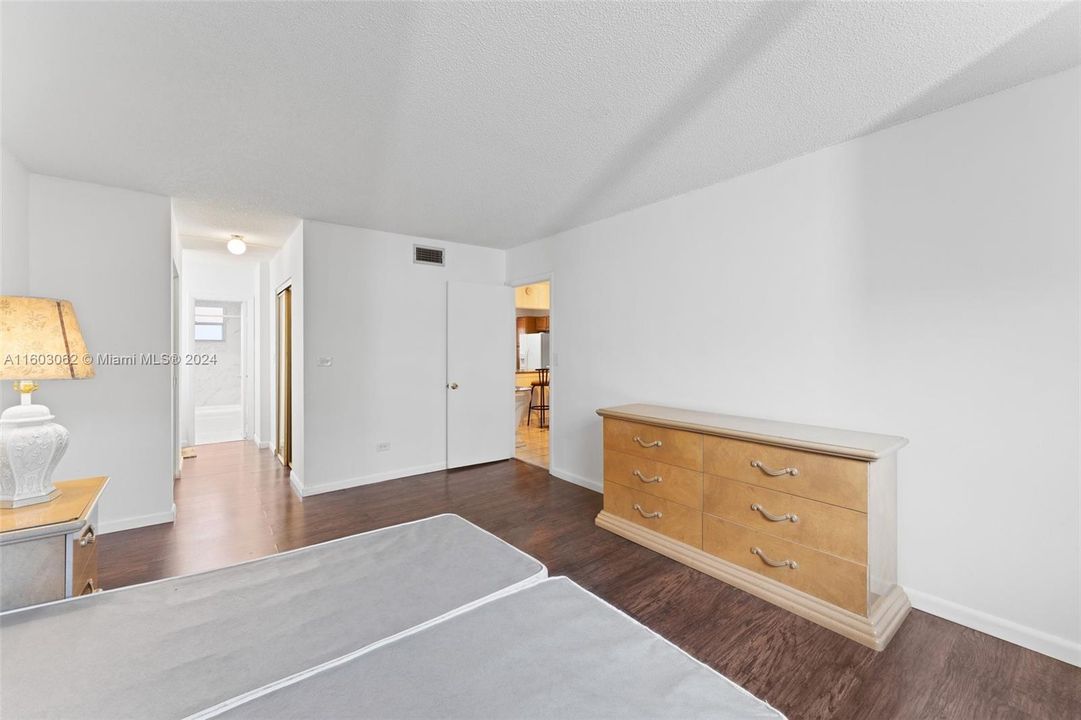 For Sale: $160,000 (1 beds, 2 baths, 1002 Square Feet)