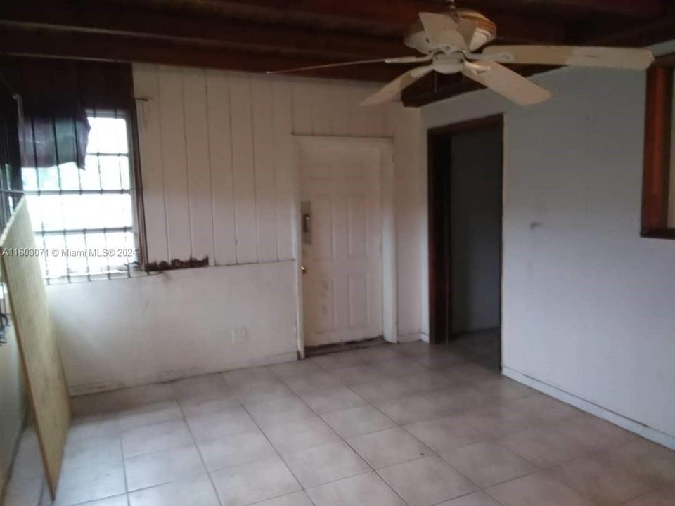 For Sale: $369,000 (3 beds, 1 baths, 1242 Square Feet)