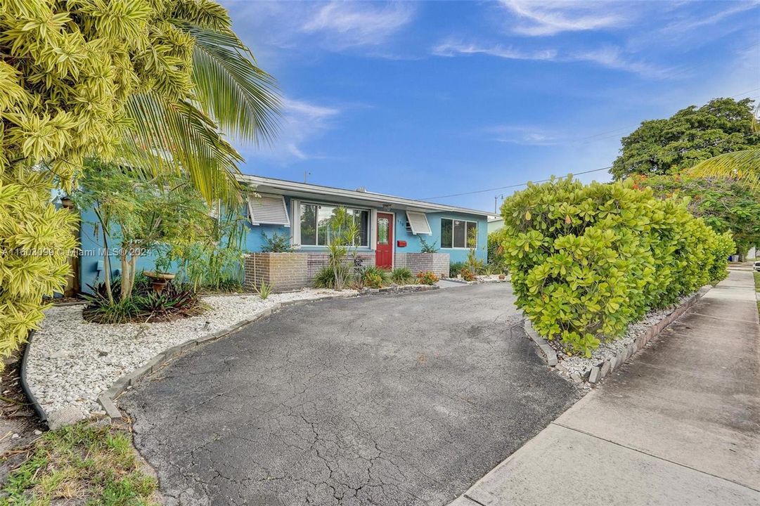 For Sale: $489,000 (4 beds, 3 baths, 1300 Square Feet)