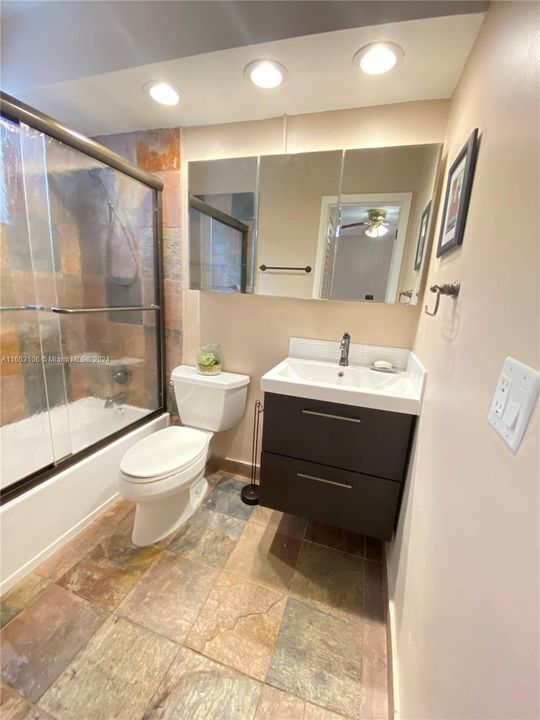 For Sale: $290,000 (1 beds, 1 baths, 598 Square Feet)