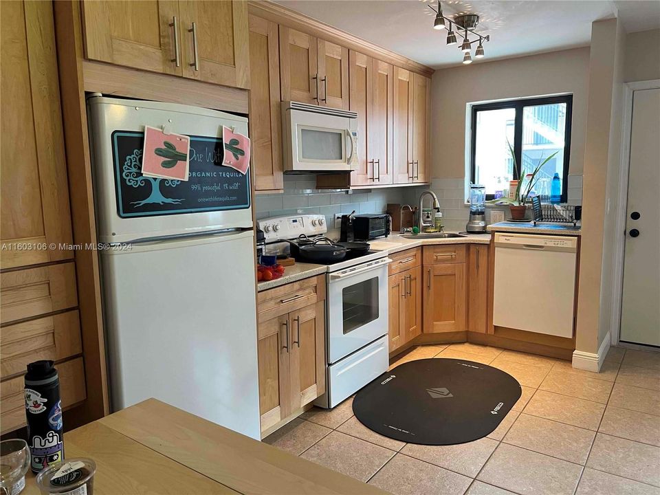 For Sale: $290,000 (1 beds, 1 baths, 598 Square Feet)