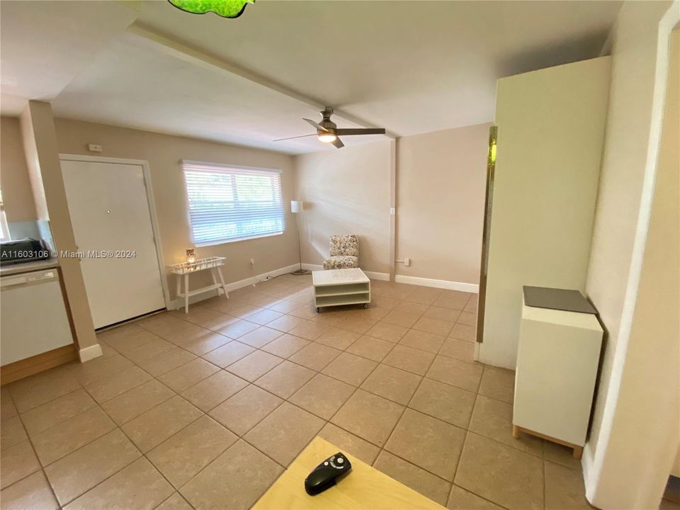 For Sale: $290,000 (1 beds, 1 baths, 598 Square Feet)