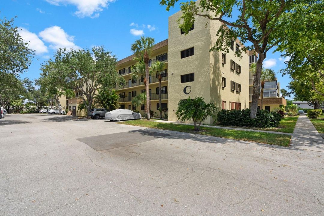 For Rent: $2,200 (2 beds, 2 baths, 954 Square Feet)