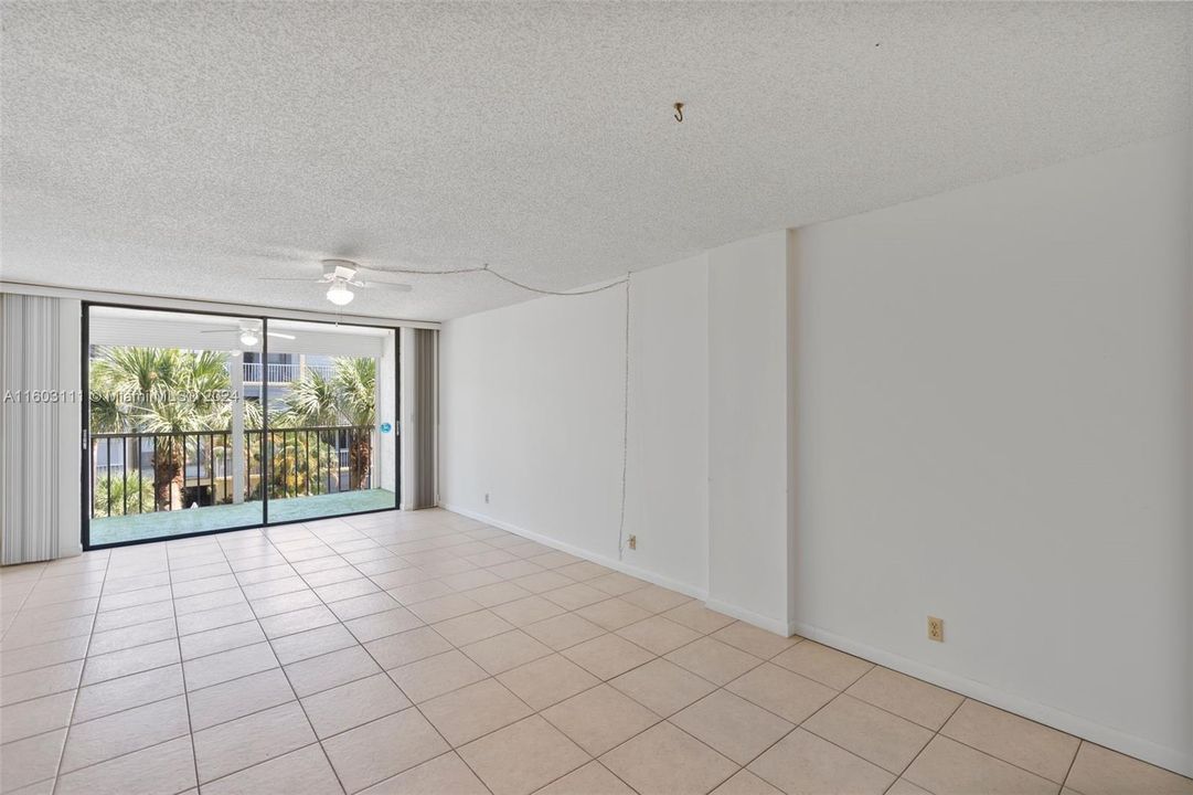 For Rent: $2,200 (2 beds, 2 baths, 954 Square Feet)