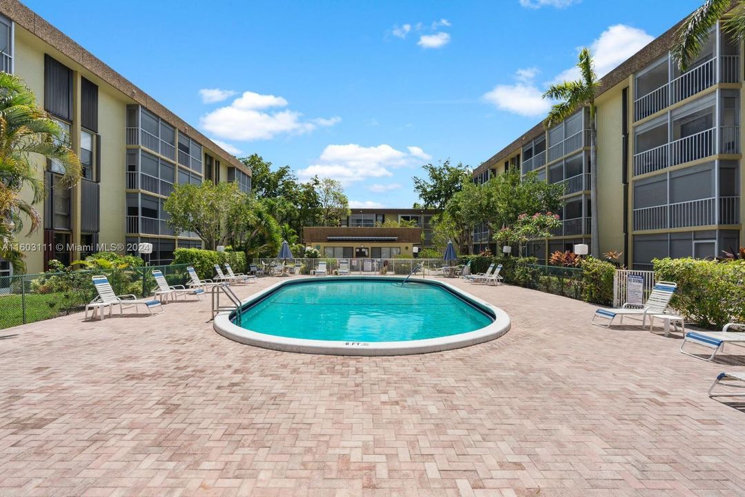 For Rent: $2,200 (2 beds, 2 baths, 954 Square Feet)