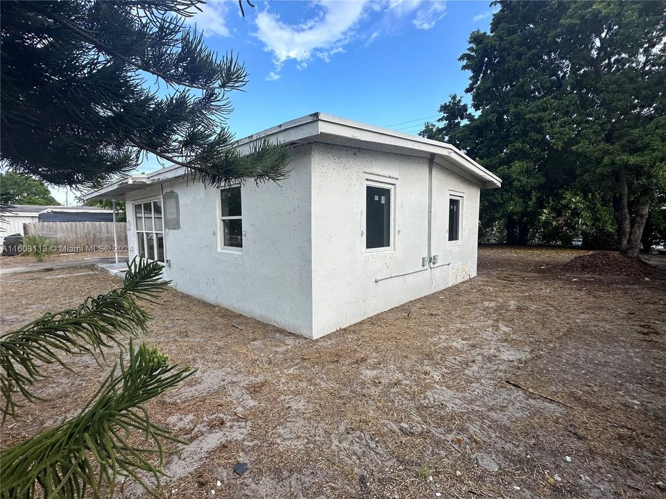 Active With Contract: $275,000 (3 beds, 1 baths, 800 Square Feet)