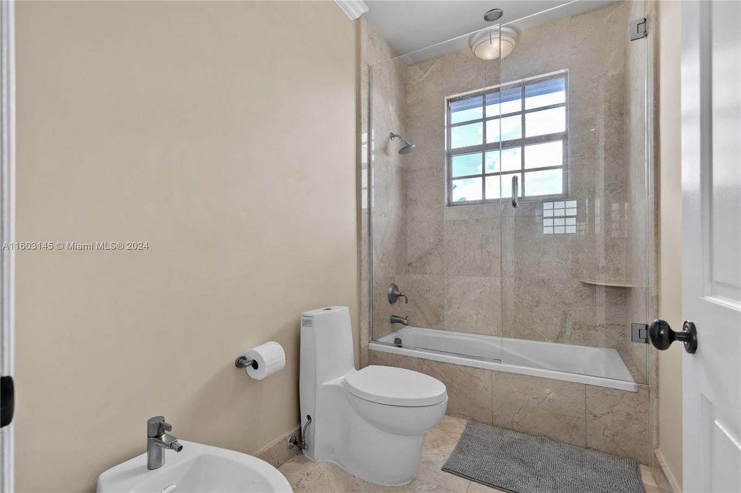 出租: $10,000 (4 贝兹, 4 浴室, 3745 平方英尺)