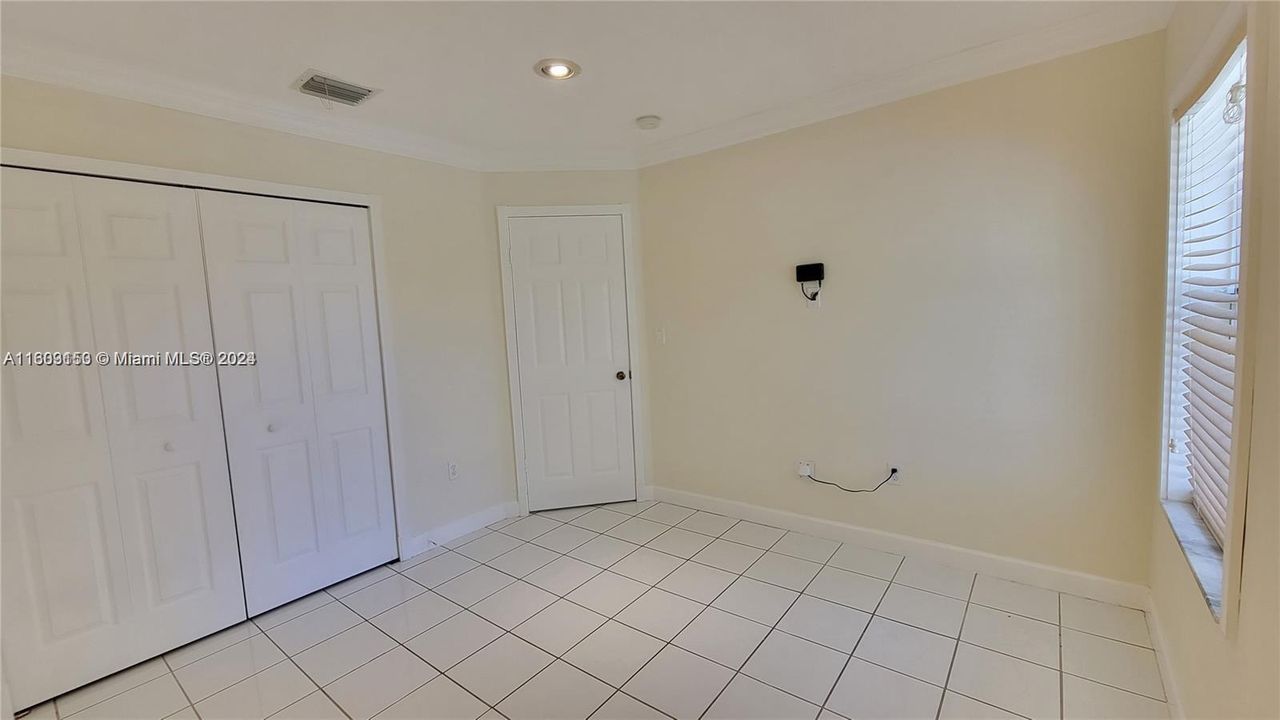 For Rent: $1,800 (2 beds, 1 baths, 300 Square Feet)