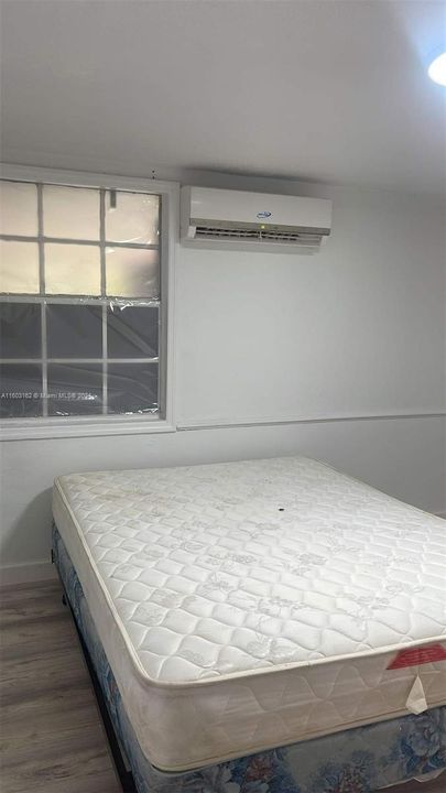 Active With Contract: $1,600 (1 beds, 1 baths, 200 Square Feet)