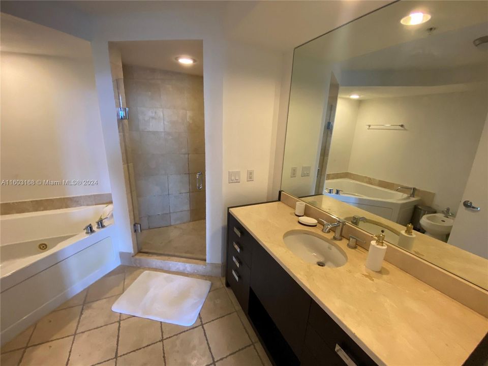 For Rent: $4,800 (1 beds, 1 baths, 881 Square Feet)