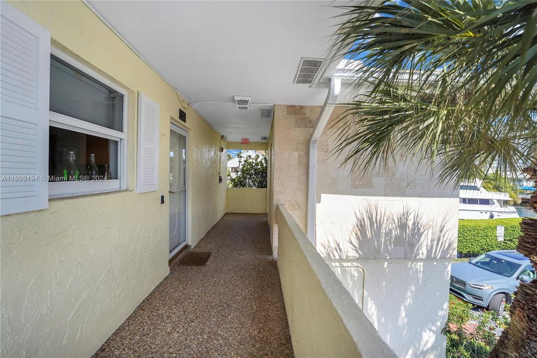 For Sale: $499,000 (2 beds, 2 baths, 905 Square Feet)