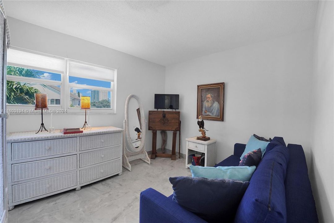 For Sale: $499,000 (2 beds, 2 baths, 905 Square Feet)
