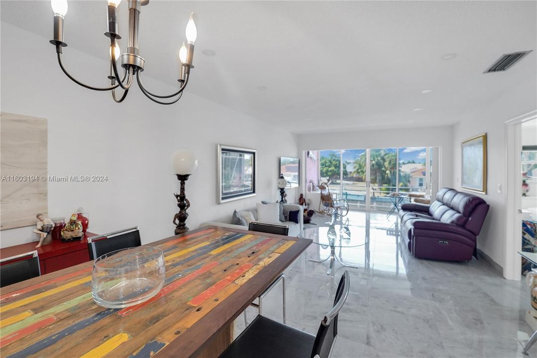 For Sale: $499,000 (2 beds, 2 baths, 905 Square Feet)