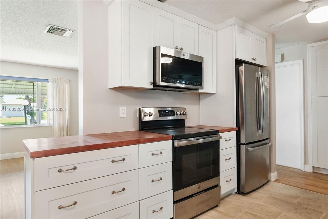 For Sale: $359,000 (2 beds, 2 baths, 1460 Square Feet)