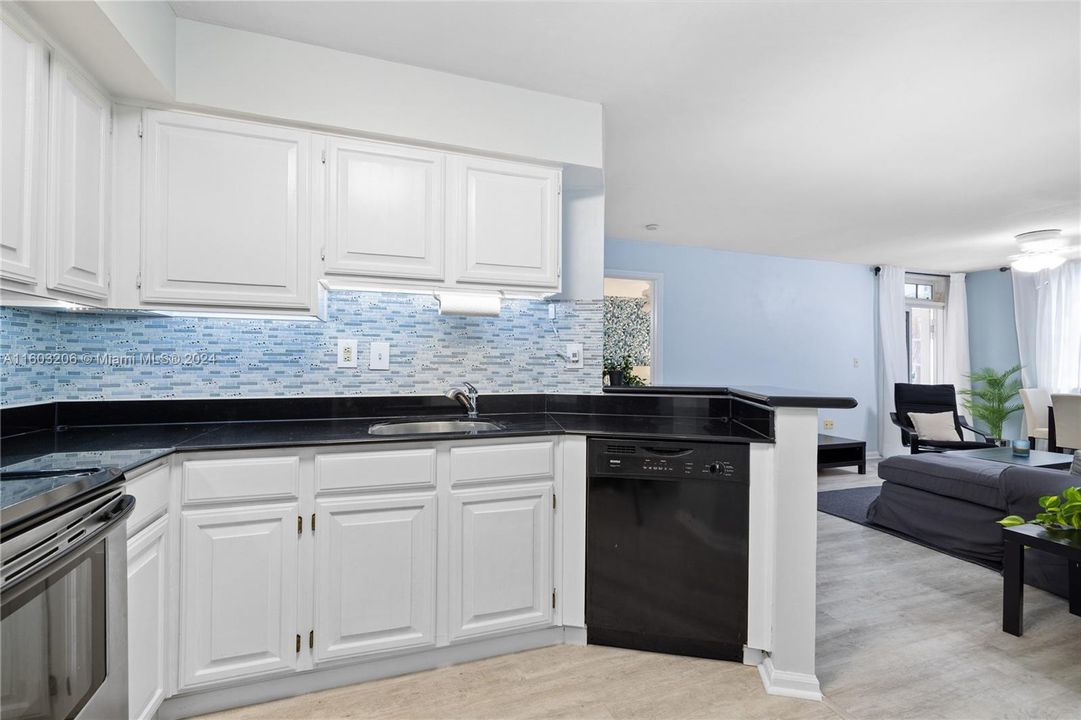 Active With Contract: $3,200 (2 beds, 2 baths, 910 Square Feet)