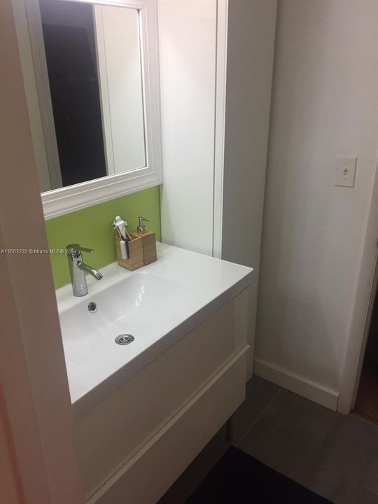 Active With Contract: $1,700 (1 beds, 1 baths, 1040 Square Feet)