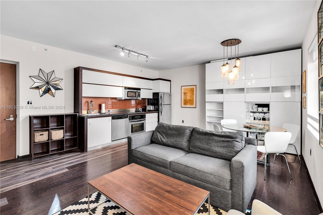 For Sale: $349,000 (1 beds, 1 baths, 613 Square Feet)