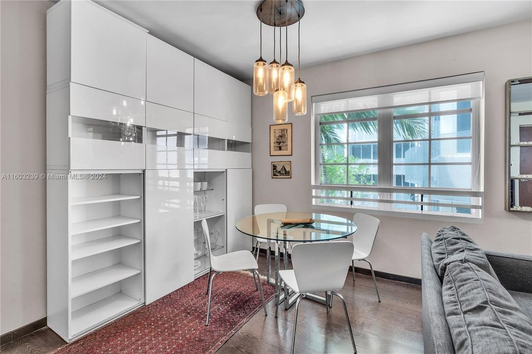 For Sale: $349,000 (1 beds, 1 baths, 613 Square Feet)