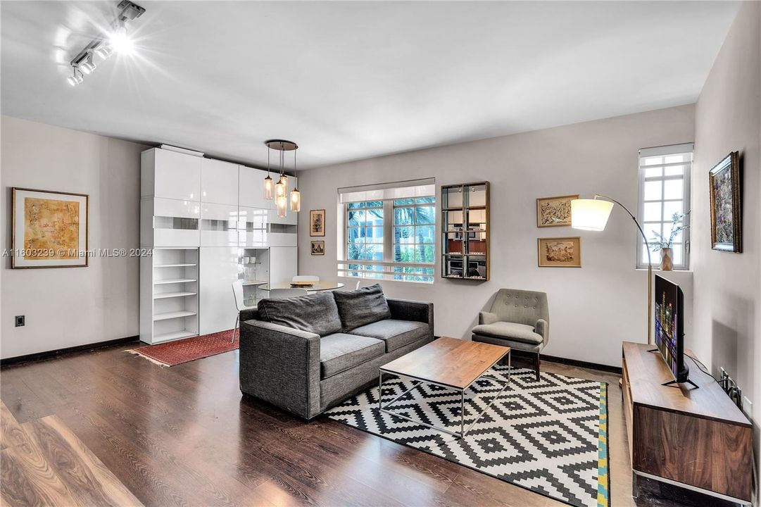 For Sale: $349,000 (1 beds, 1 baths, 613 Square Feet)