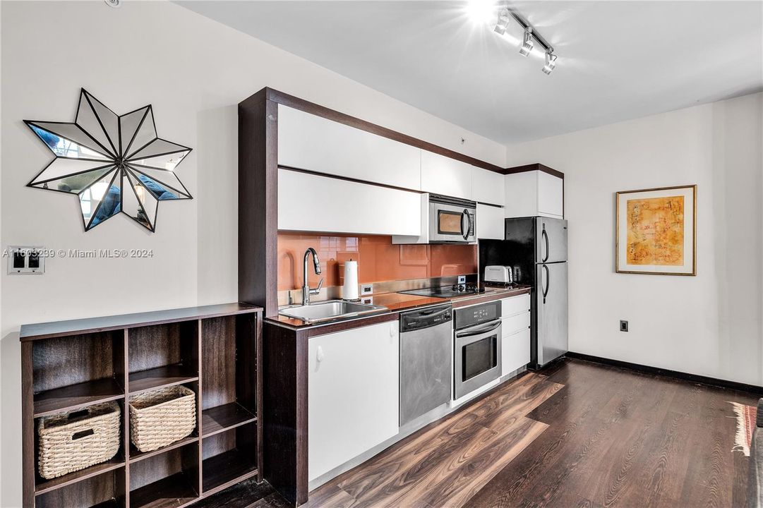 For Sale: $349,000 (1 beds, 1 baths, 613 Square Feet)