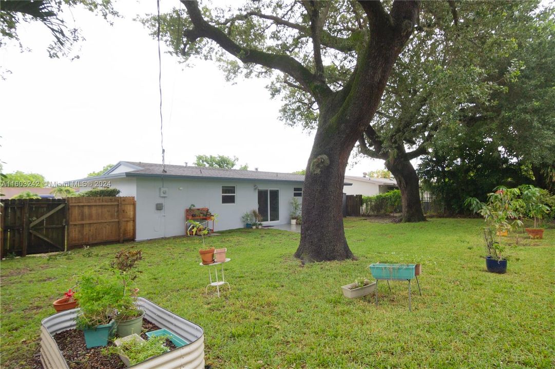 Active With Contract: $768,000 (4 beds, 2 baths, 1300 Square Feet)