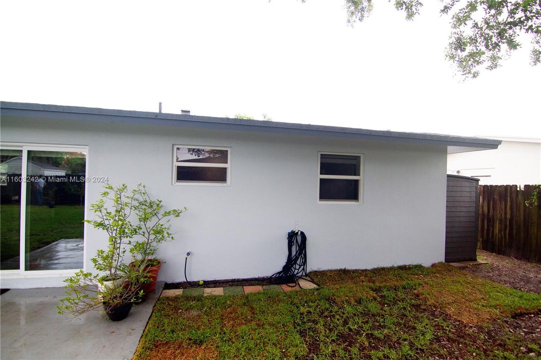 Active With Contract: $768,000 (4 beds, 2 baths, 1300 Square Feet)