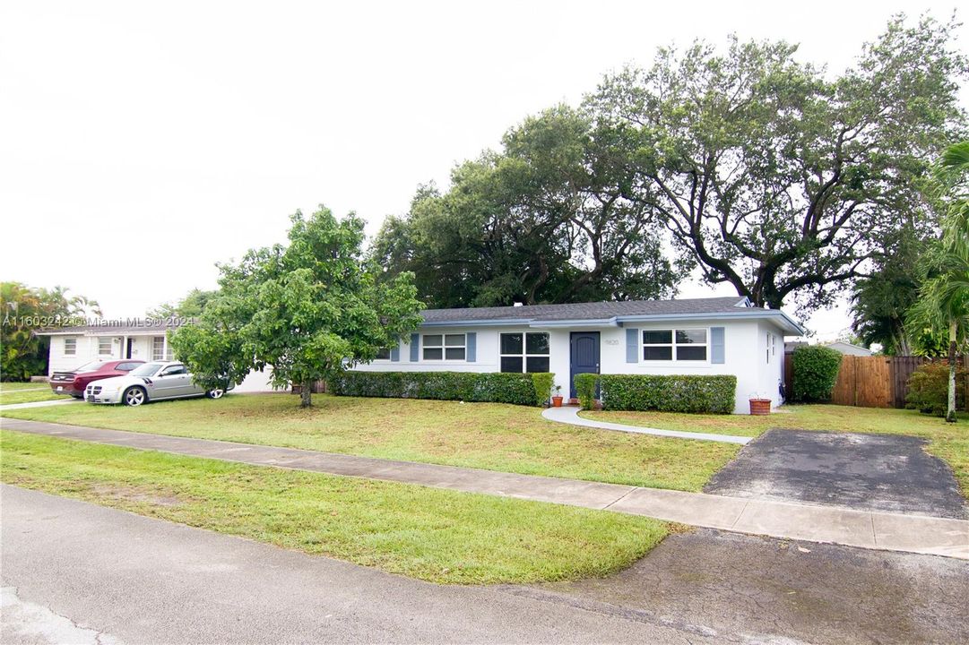 Active With Contract: $768,000 (4 beds, 2 baths, 1300 Square Feet)