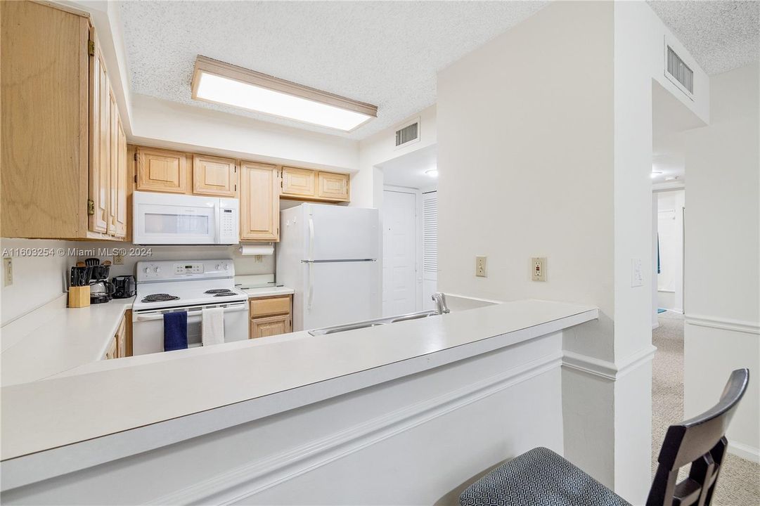 Active With Contract: $3,200 (2 beds, 2 baths, 840 Square Feet)