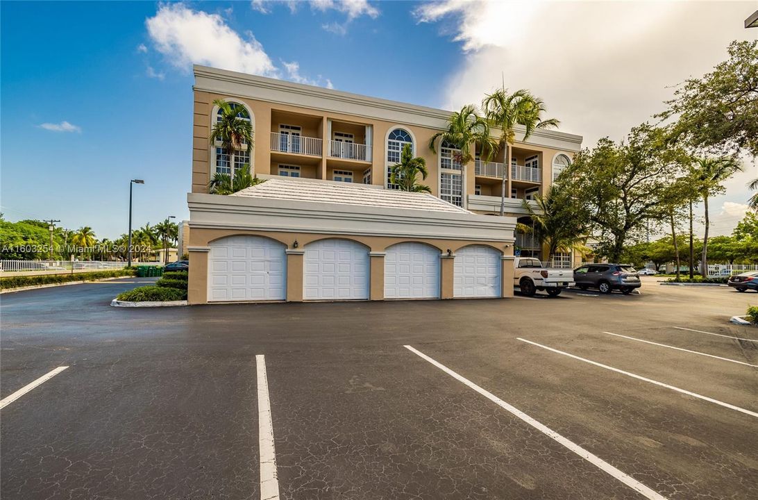 Active With Contract: $3,200 (2 beds, 2 baths, 840 Square Feet)