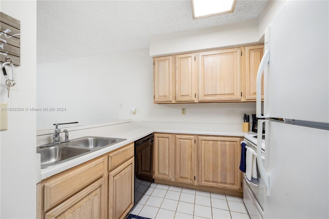 Active With Contract: $3,200 (2 beds, 2 baths, 840 Square Feet)