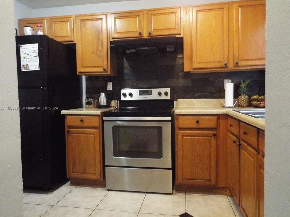 For Sale: $300,000 (2 beds, 1 baths, 1040 Square Feet)