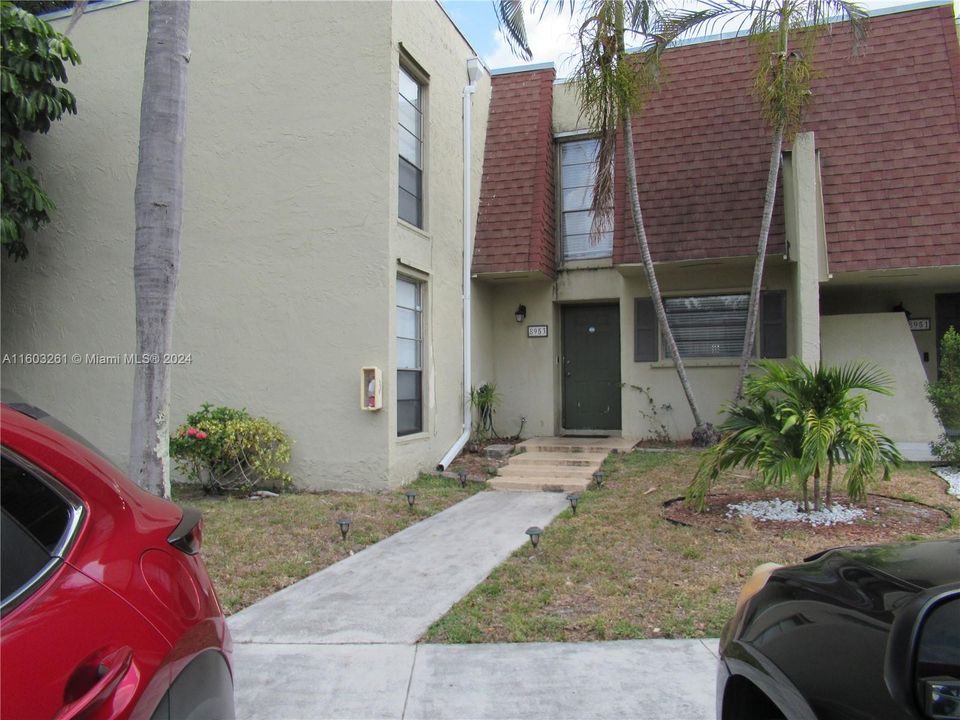 For Sale: $300,000 (2 beds, 1 baths, 1040 Square Feet)