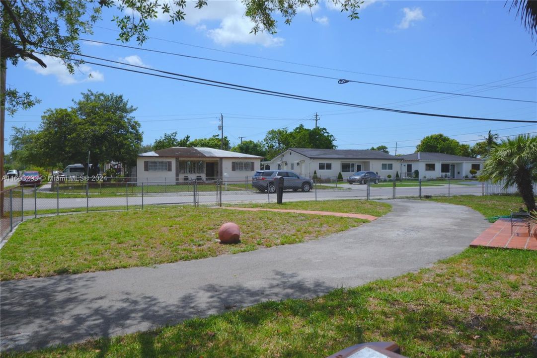 Active With Contract: $580,000 (3 beds, 3 baths, 1317 Square Feet)