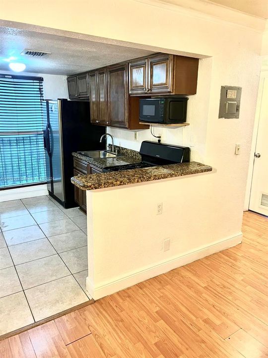 Active With Contract: $230,000 (2 beds, 1 baths, 631 Square Feet)
