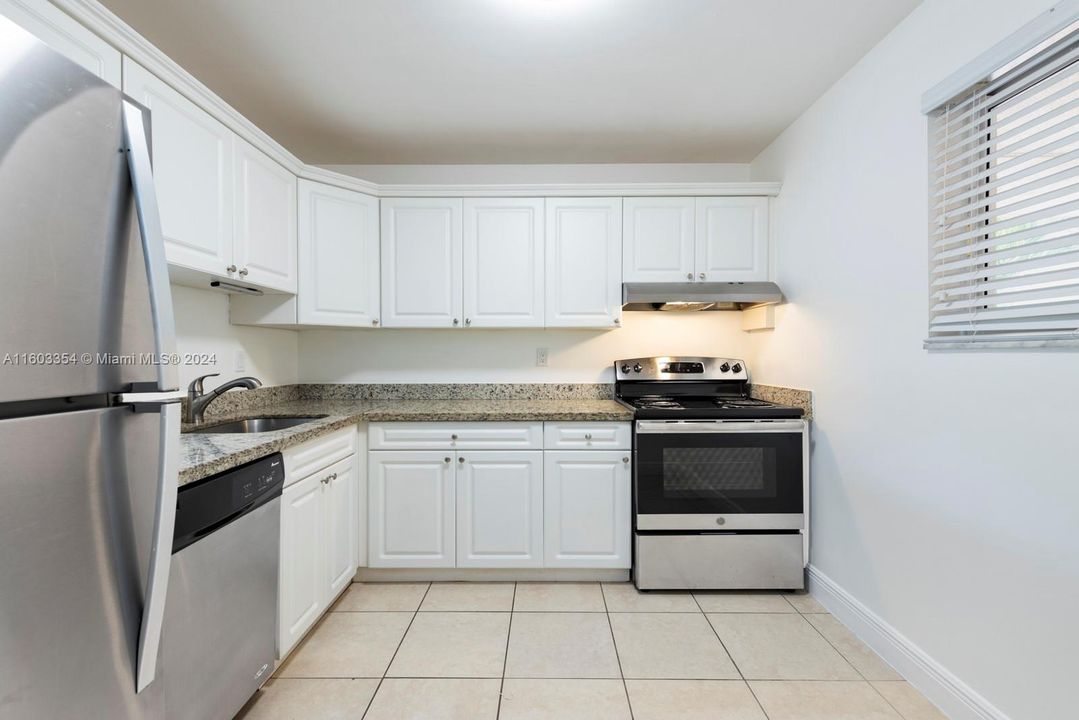 For Rent: $2,200 (2 beds, 1 baths, 804 Square Feet)