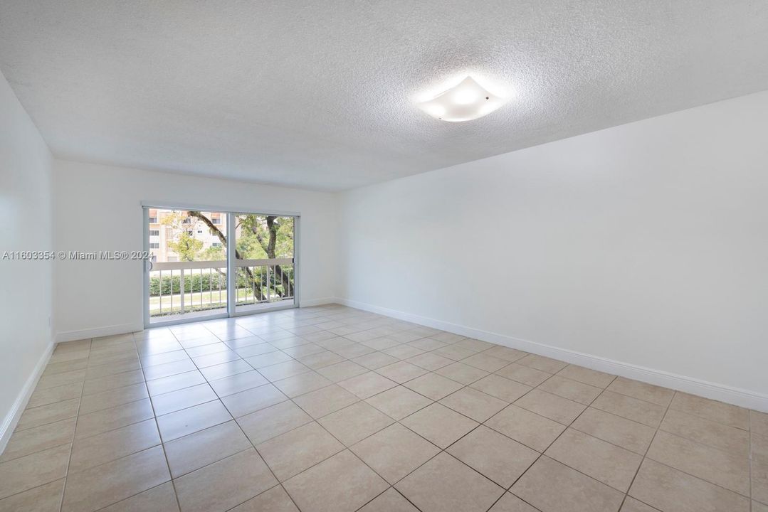 For Rent: $2,200 (2 beds, 1 baths, 804 Square Feet)