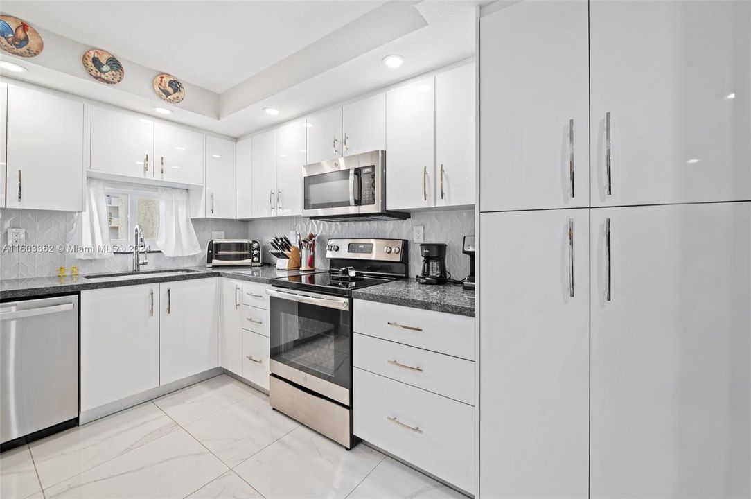 For Sale: $340,000 (2 beds, 2 baths, 1170 Square Feet)