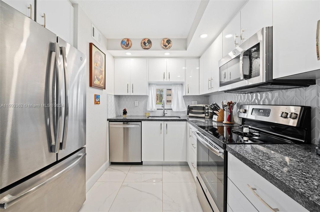 For Sale: $340,000 (2 beds, 2 baths, 1170 Square Feet)