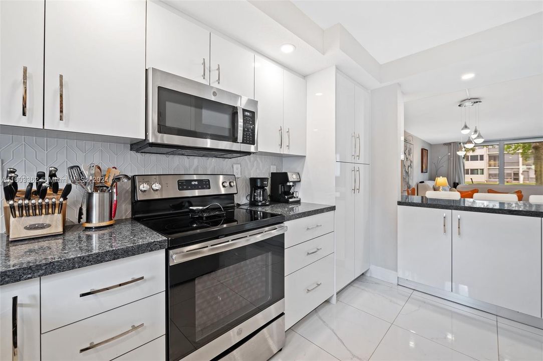 For Sale: $340,000 (2 beds, 2 baths, 1170 Square Feet)