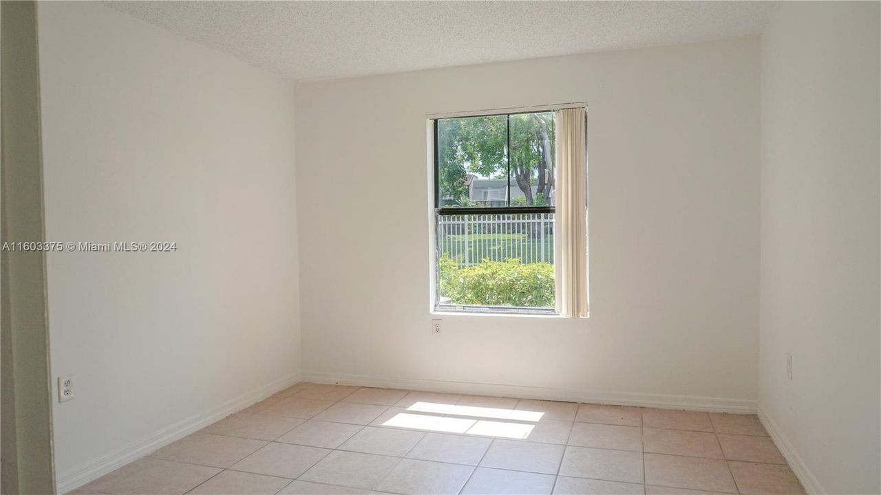 For Sale: $235,000 (1 beds, 1 baths, 588 Square Feet)