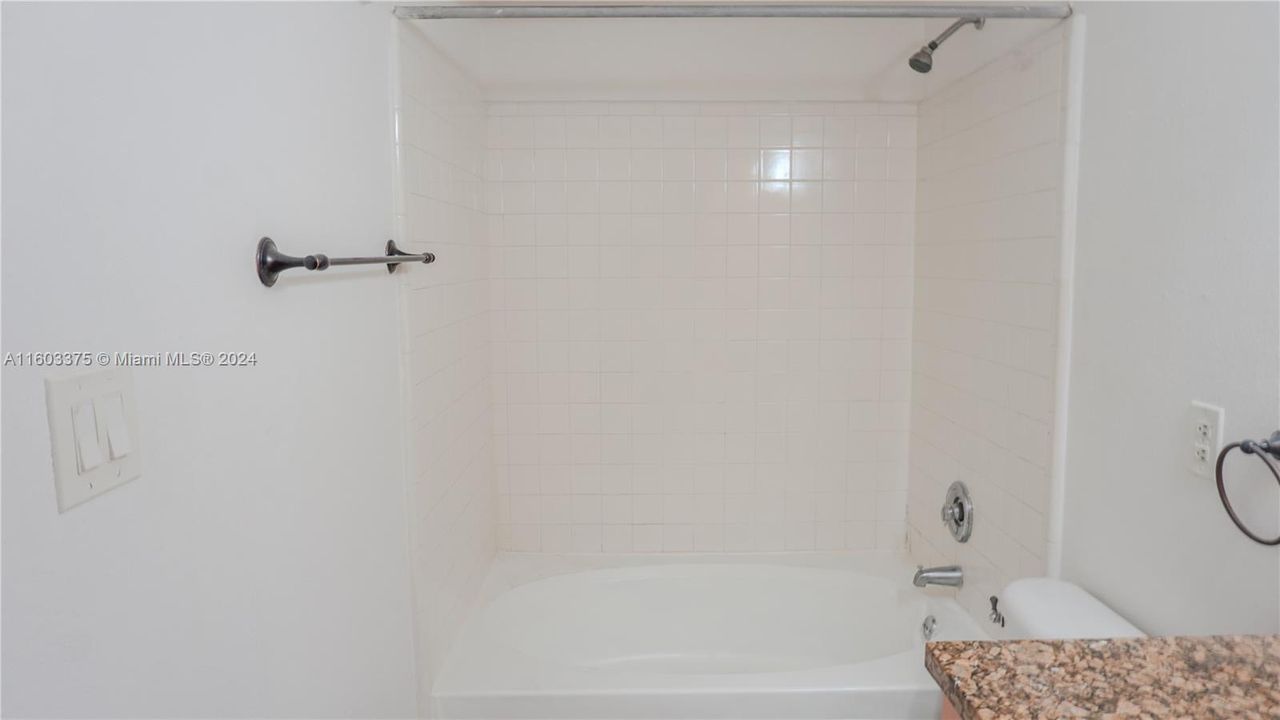 For Sale: $235,000 (1 beds, 1 baths, 588 Square Feet)