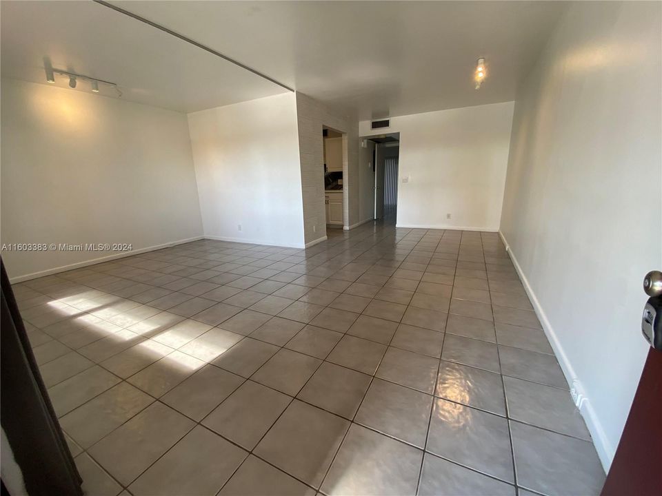 For Rent: $1,750 (1 beds, 1 baths, 811 Square Feet)