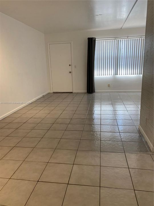 For Rent: $1,750 (1 beds, 1 baths, 811 Square Feet)