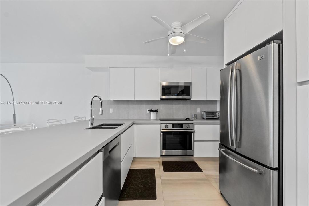 Active With Contract: $3,500 (1 beds, 1 baths, 900 Square Feet)