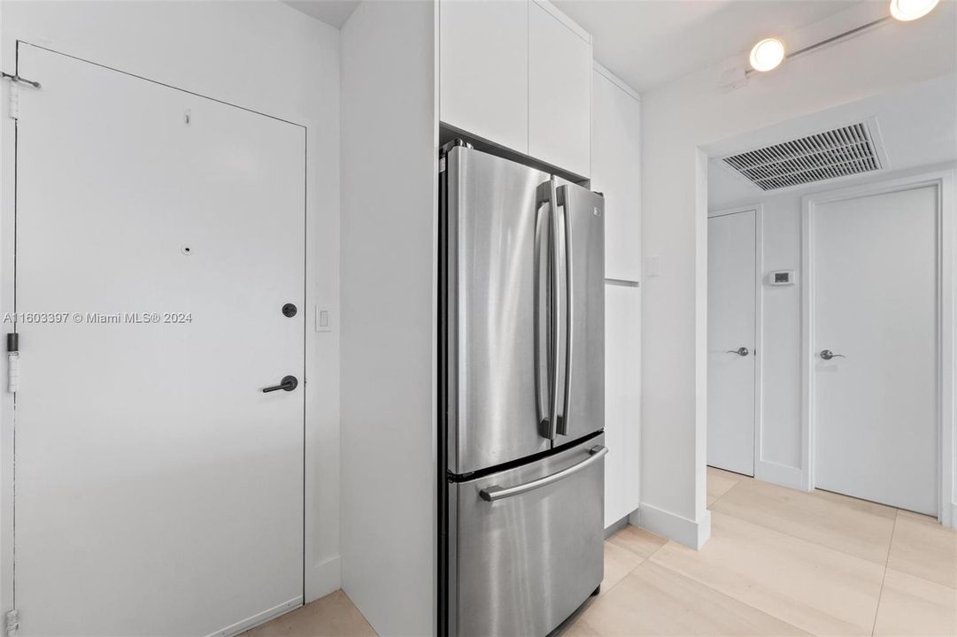 Active With Contract: $3,500 (1 beds, 1 baths, 900 Square Feet)