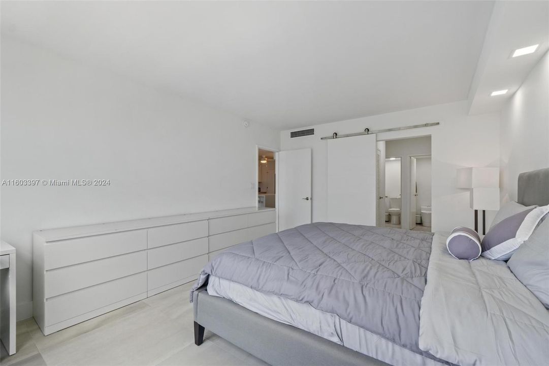 Active With Contract: $3,500 (1 beds, 1 baths, 900 Square Feet)