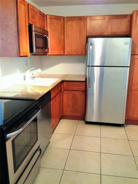 Active With Contract: $199,000 (1 beds, 1 baths, 714 Square Feet)