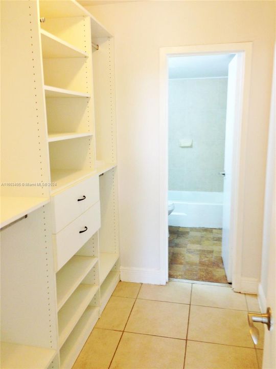 Active With Contract: $199,000 (1 beds, 1 baths, 714 Square Feet)