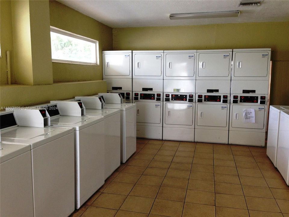 For Sale: $199,000 (1 beds, 1 baths, 714 Square Feet)