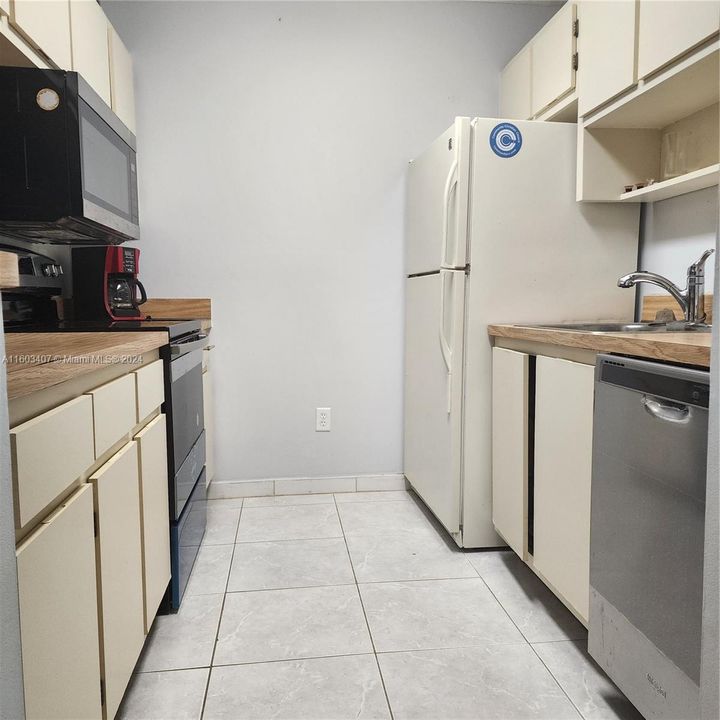 Active With Contract: $1,600 (1 beds, 1 baths, 627 Square Feet)